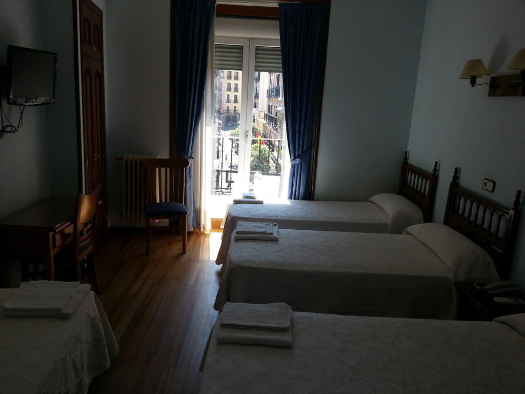 Hostal Guerra Madrid Bagian luar foto